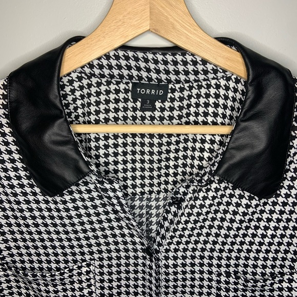 Torrid size 3. Houndstooth black and white print button up women’s blouse. - Picture 3 of 6